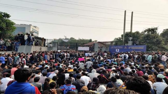 Students protesting outside JNU campus Students protesting outside JNU campus - Sakshi Post