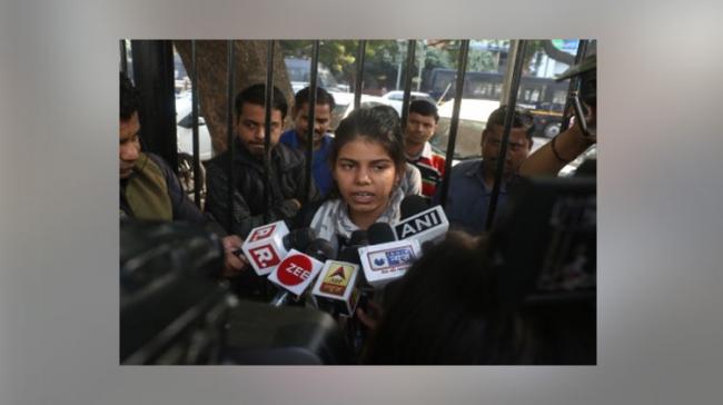 Lone woman’s protest against rape wins Twitterati support (Image Courtesy: IANS) - Sakshi Post