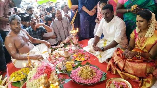 A hindu couple, Sarath Sasi and Anju Ashok tieing knot in Kerala mosque - Sakshi Post