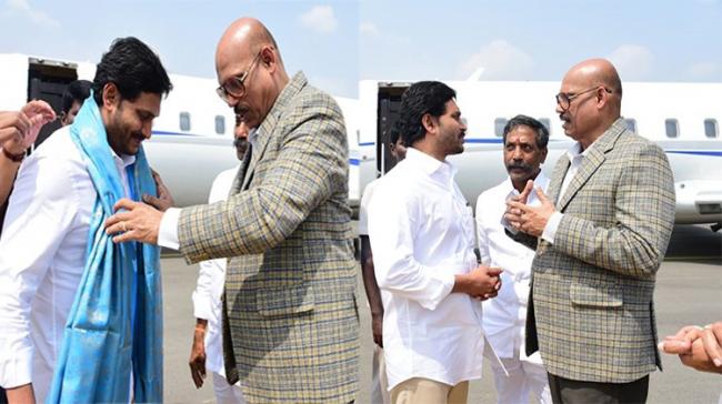 Kurnool: BJP MP TG Venkatesh greet AP CM YS Jagan Mohan Reddy  Kurnool: BJP MP TG Venkatesh greet AP CM YS Jagan Mohan Reddy  - Sakshi Post