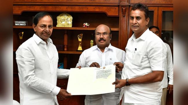 CM KCR with Tamil N aduMinisters S.P. Velumani and D. Jayakumar - Sakshi Post