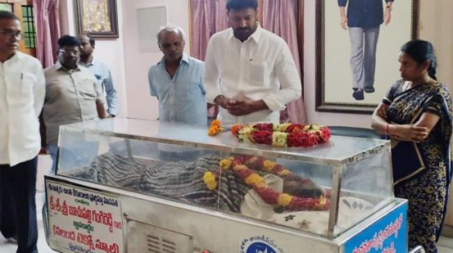 MP YS Avinash Reddy pays condolences to Lakshmi Devamma MP YS Avinash Reddy pays condolences to Lakshmi Devamma - Sakshi Post