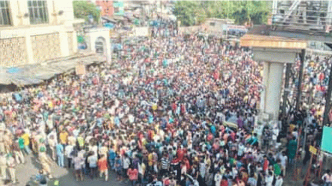 The crowd at Bandra railway station The crowd at Bandra railway station - Sakshi Post