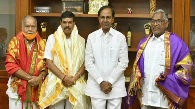 Newly elected MLCs Goreti Venkann,Baswaraju Saraiah,Boggarapu Dayanand with Telangana CM KCR - Sakshi Post