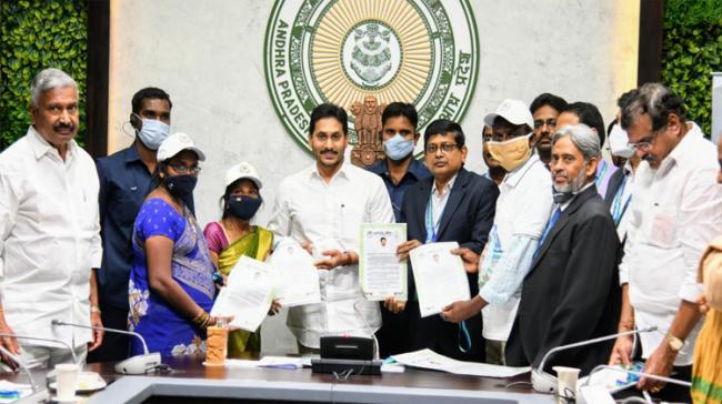 AP Chief Minister YS Jagan Mohan Reddy Chief Minister YS Jagan Mohan Reddy launches Jagananna Thodu today - Sakshi Post