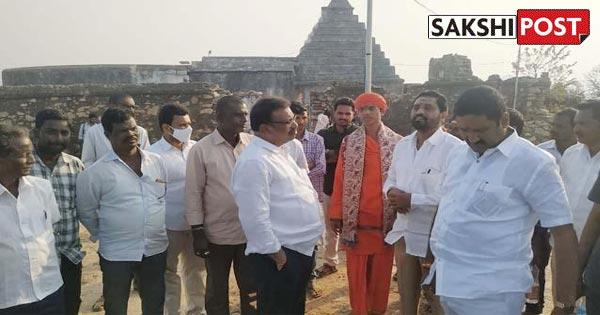 YSRCP leaders MP Bellana Chandrasekhar,MLA Baddukonda Appala Naidu at the temple - Sakshi Post