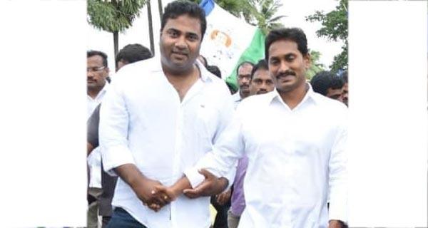 File pic:Dushyantha Reddy Tummapudi with AP CM YS Jagan during the padayatra - Sakshi Post