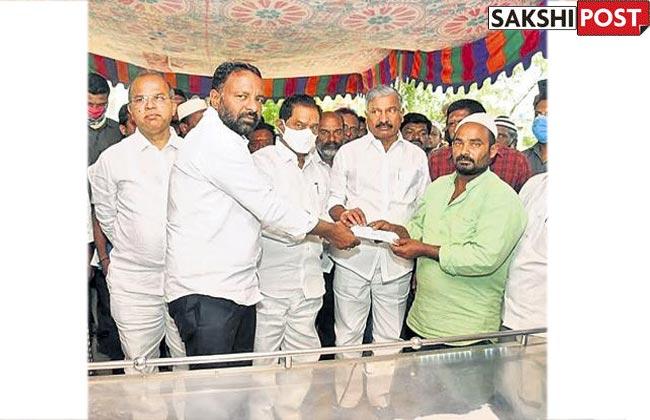 Kurnool Road Mishap: AP Government Hands Over Rs 2 Lakhs Ex Gratia To Kurnool Road Accident Victims' Kin - Sakshi Post