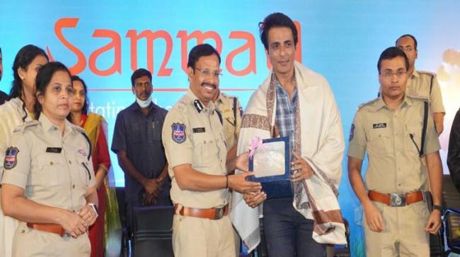 Cyberabad CP VC Sajjanar felicitates actor Sonu Sood - Sakshi Post