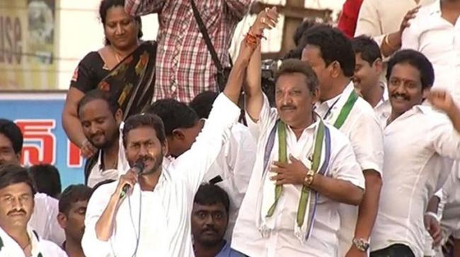 Grandhi Srinivas With YS Jagan Mohan Reddy Grandhi Srinivas With YS Jagan Mohan Reddy - Sakshi Post