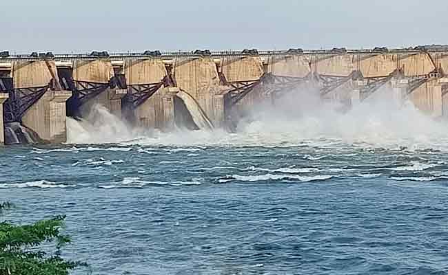 Water Levels At Pulichinthala Rises After Timely 16th Gate Repair Works - Sakshi Post