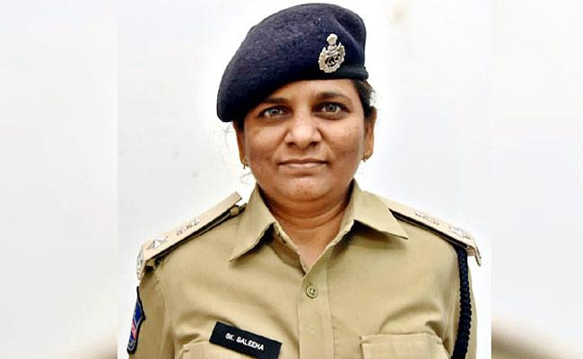Sheikh Saleema DCP Sheikh Saleema First Muslim Woman Non-cadre Officer Promoted To IPS In Telangana - Sakshi Post