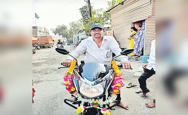 Yadadri Bhuvanagiri: Truck Driver Allegedly Beaten By CTO For Not Paying Bribe, Dies - Sakshi Post