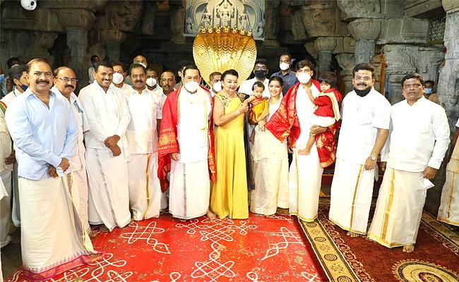 Sri Lanka PM Rajapaksa, wife worships at Lord Venkateswara temple in Tirumala - Sakshi Post