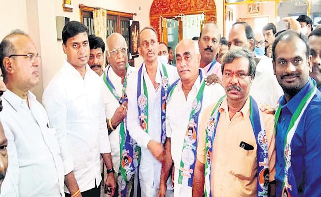 YSRCP MP P Mithun Reddy with the new members Pileru TDP Leaders Join YSRCP In The Presence of MP P Midhun Reddy - Sakshi Post