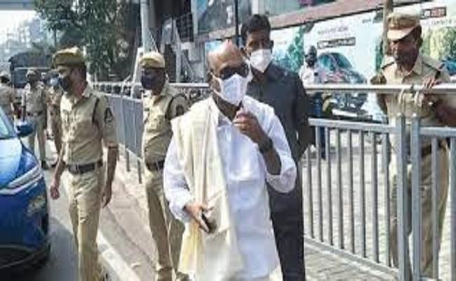 JC Diwakar Reddy Clashes With Police After Being Denied Entry Into Pragathi Bhavan - Sakshi Post