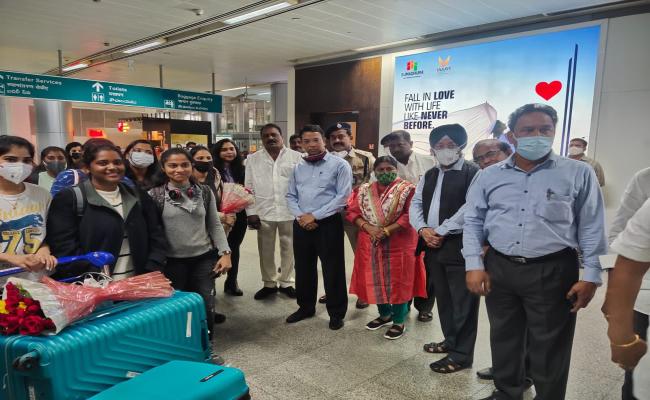  Image Credit: First batch of students stranded in Ukraine landed in Hyderabad Airport on Sunday. (Twitter/@KTRTRS) - Sakshi Post