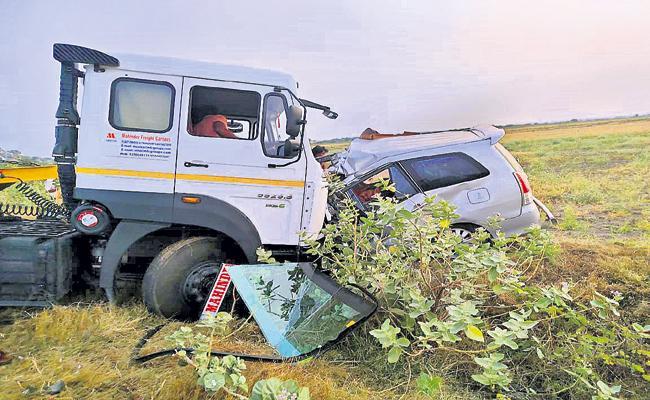 9 killed  road accident as lorry rams into Innova near Anantapur, Andhra Pradesh - Sakshi Post