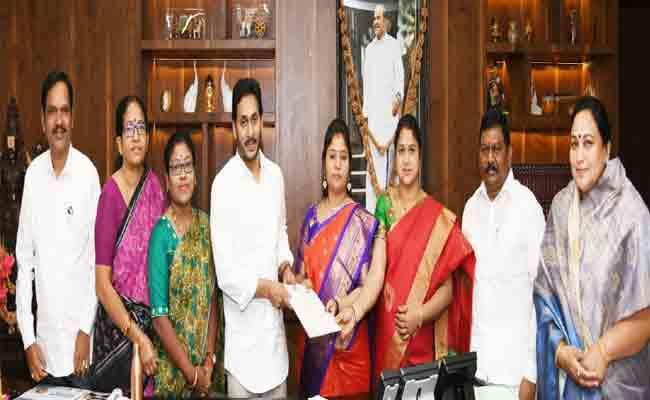 YSRCP MLAs From Scheduled Tribe Constituencies Meet AP CM YS Jagan YSRCP MLAs From Scheduled Tribe Constituencies Meet AP CM YS Jagan - Sakshi Post