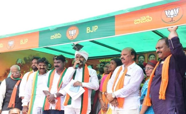 BJP leader Bandi Sanjay during Praja Sangrama Yatra in Mahabubnagar BJP leader Bandi Sanjay during Praja Sangrama Yatra in Mahabubnagar -Sakshi Post