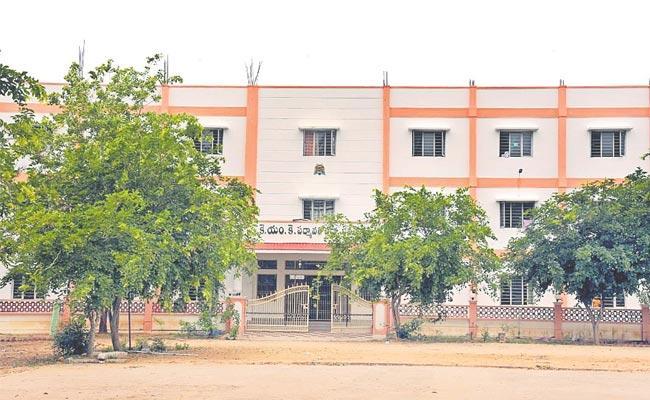 Tirupati: Four Degree Students Scale 8-feet Wall And Escape From Sampradaya Hostel In Chandragiri - Sakshi Post
