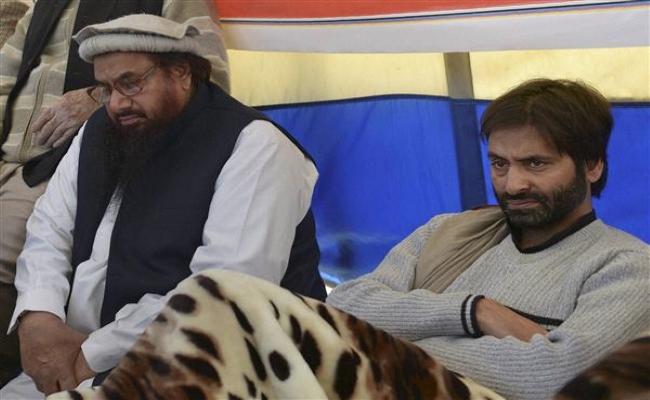 File photo : Kashmiri separatist leader Yasin Malik (R) with Lashkar-e-Taiba founder Hafiz Saeed (L) -SakshiPost