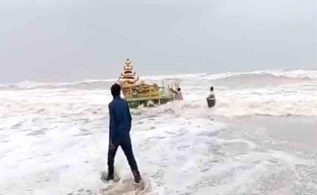 Cyclone Asani Effect: Gold coloured Chariot Floats Into Sunnapalli Sea Harbour in Srikakulam District - Sakshi Post