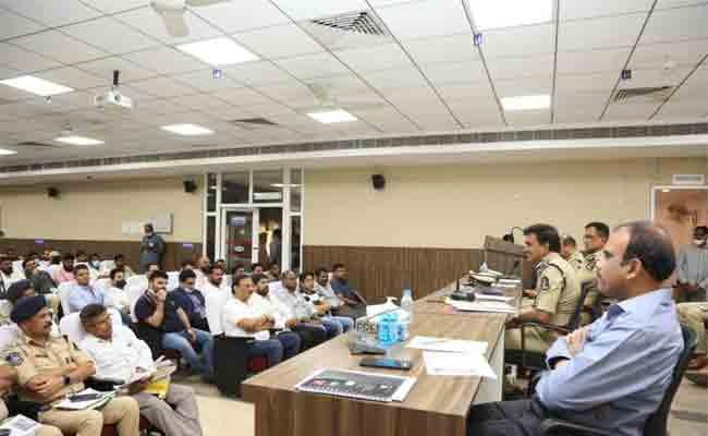 Hyderabad CP CV Anand addressing pubs, bars and drive-in owners Hyderabad CP CV Anand Guidelines For Pub and Bar Owners - Sakshi Post