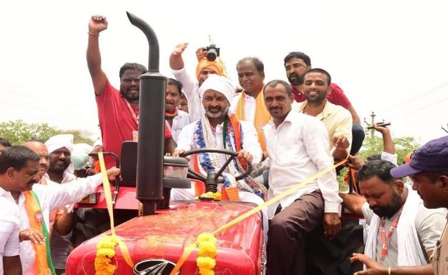 Telangana BJP president Bandi Sanjay Kumar during Praja Sangrama Yatra in Mahabubnagar on Wednesday. (Twitter via @bandisanjay_bjp ) -Sakshi Post