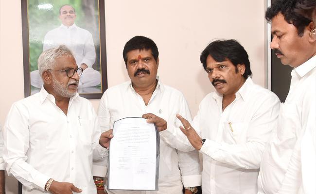 Vizag MP MVV Satyanarayana Donates Rs One Crore For YSRC Party Office - Sakshi Post