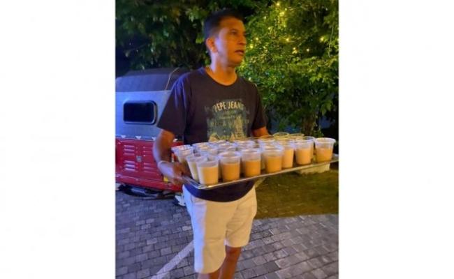 Sri Lankan Cricketer Roshan Mahanama Seen Serving Tea and Buns to Public in Queues - Sakshi Post