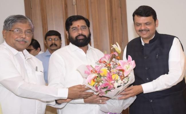 CM-elect Eknath Shinde of Shiv Sena Balasaheb being congratulated by the BJP leaders Devendra Fadnavis (R)  and Chandrakant Patil (L) in Mumbai on Thursday.  -Sakshi Post 