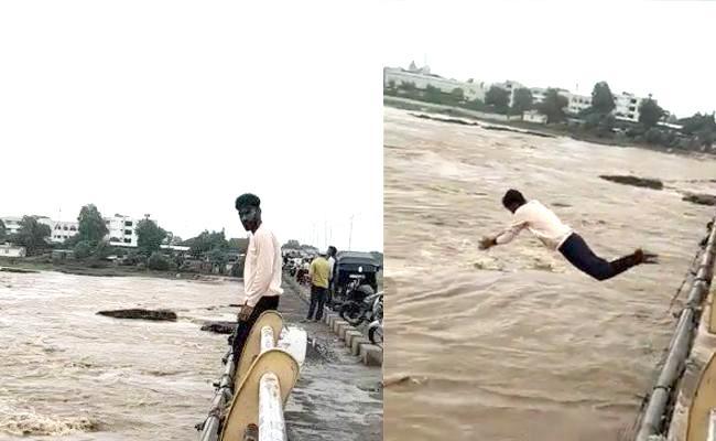 Viral Video: Malegaon Man Who Dived Into Flooded River, Still Missing - Sakshi Post