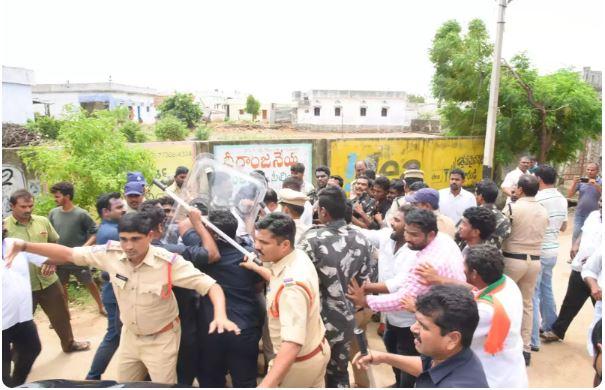 Stones Pelted at BJP MP Dharmapuri Arvind's Convoy In Jagtial  - Sakshi Post