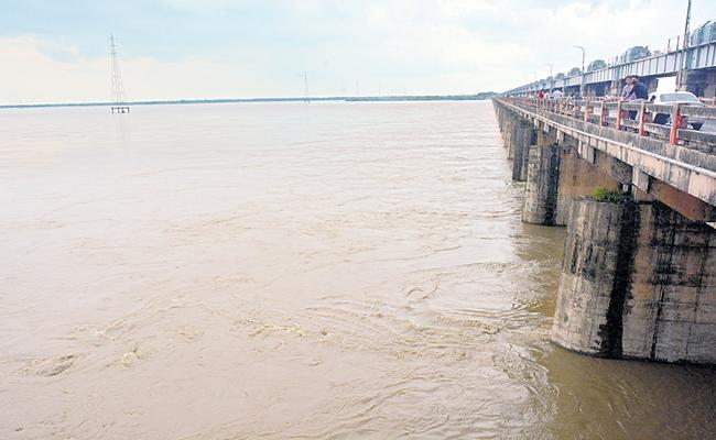Latest Pic of Dowaleswaram Barrage AP: Steady Decline In Godavari Flood levels, Warning Signal Withdrawn At Dowaleswaram - Sakshi Post