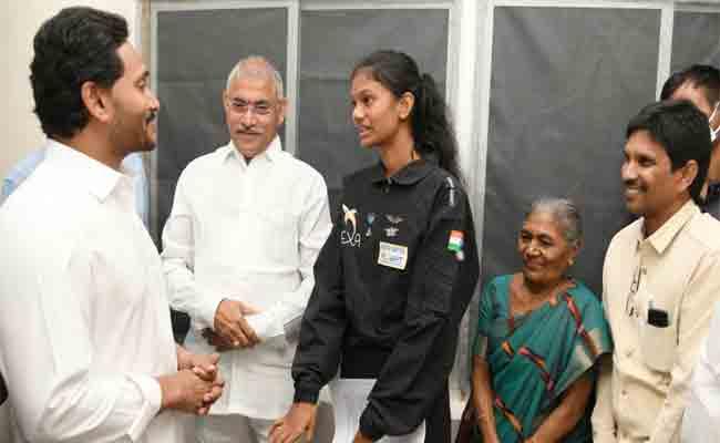 Aspiring Pilot-astronaut Jahnavi Dangeti Meets AP CM YS Jagan - Sakshi Post