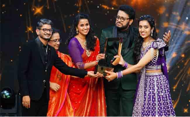 Shruthika Samudrala  wins Zee Sa Re Ga Ma Pa The singing superstar title - Sakshi Post