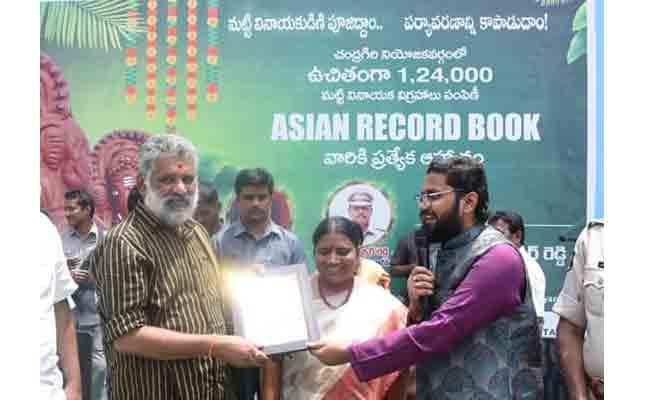 Chandragiri: YSRCP MLA Chevireddy Makes It To Asia Book of Records For Distributing Clay Ganeshas - Sakshi Post
