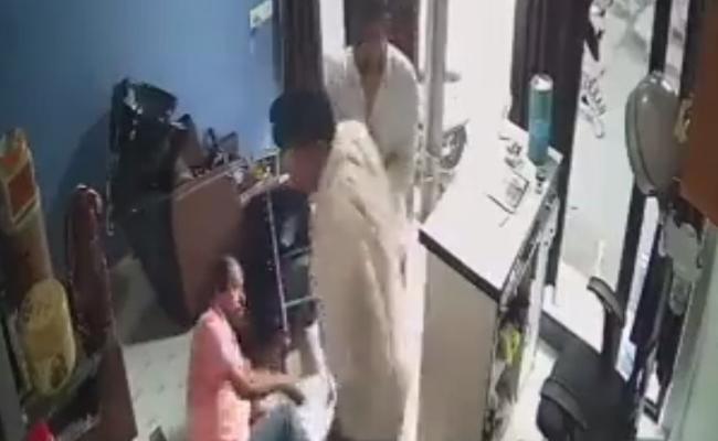 Screengrab of a video in which BJYM leader can be seen assaulting an Ex-serviceman in Rewa city of MP -Sakshi Post 