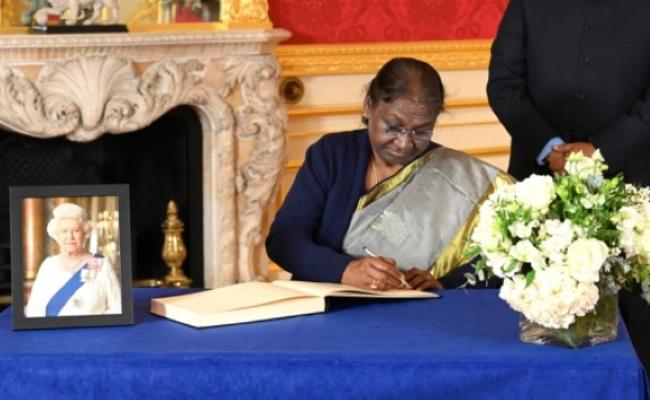 Photo credit: President Droupadi Murmu signing the Condolence Book in the memory of Queen Elizabeth II at Lancaster House, London. ( @rashtrapatibhvn via Twitter ) Photo credit: President Droupadi Murmu signing the Condolence Book in the memory of Queen Elizabeth II at Lancaster House, London. ( @rashtrapatibhvn via Twitter ) - Sakshi Post