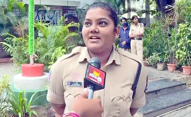 Lady Constable Naveena gives CPR To Unconscious Woman  in Gymkhana Grounds Stampede - Sakshi Post