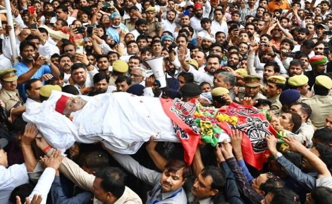 Mortal remains of former UP CM Mulayam Singh Yadav being taken to cremation site in Saifai on Tuesday - Sakshi Post