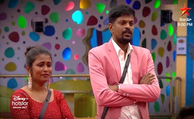Nagarjuna Does Red Card Elimination of Geetu Royal - Sakshi Post