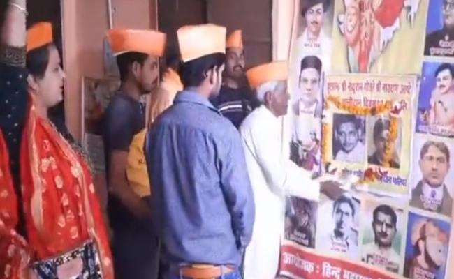 Members of Hindu Mahasabha pay homage to Nathuram Godse’s portrait in Gwalior, MP on Tuesday (Source: Twitter) - Sakshi Post