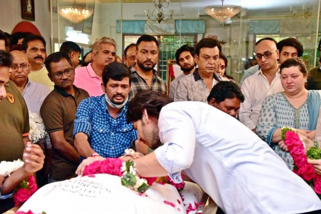 Mahesh Babu kisses his father Krishna for the last time Superstar Krishna’s Funeral: Heartbreaking Pics of Mahesh Babu Will Bring Tears To Your Eyes - Sakshi Post