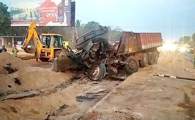 Kakinada: Four Charred To Death In Lorry Collision On Prathipadu National Highway - Sakshi Post