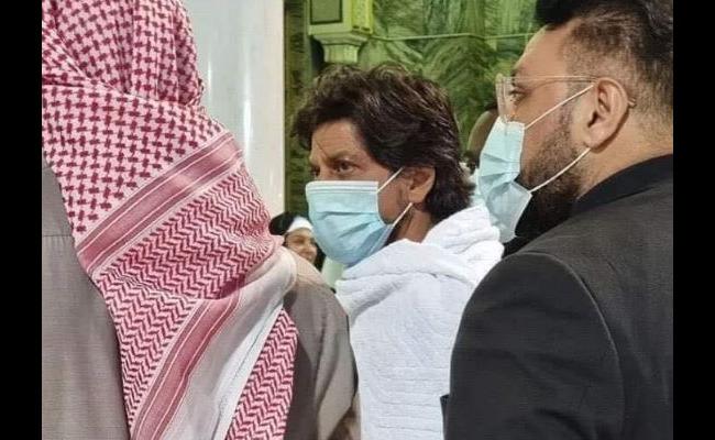 Actor Shah Rukh Khan performs Umrah in Mecca (Source: Twitter) - Sakshi Post