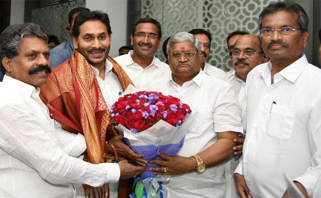 APNGOs President & members call on AP CM YS Jagan APNGO Association President Bandi Srinivasa Rao Calls On CM YS Jagan - Sakshi Post
