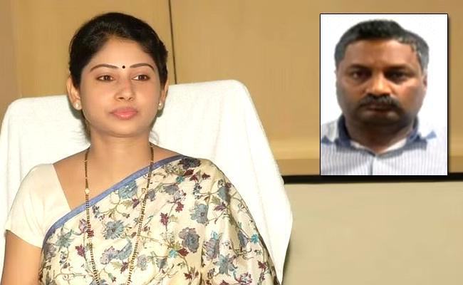 IAS Officer Smita Sabharwal Inset: Anand Kumar Reddy File Pic | Image Source Sakshi.com Hyderabad: Deputy Tahsildar, Friend Arrested For Trespassing Into Smita Sabharwal's Residence - Sakshi Post