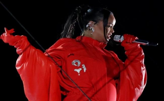 Rihanna performing at Super Bowl halftime on Sunday ( Image credit: Twitter/@piersmorgan ) - Sakshi Post